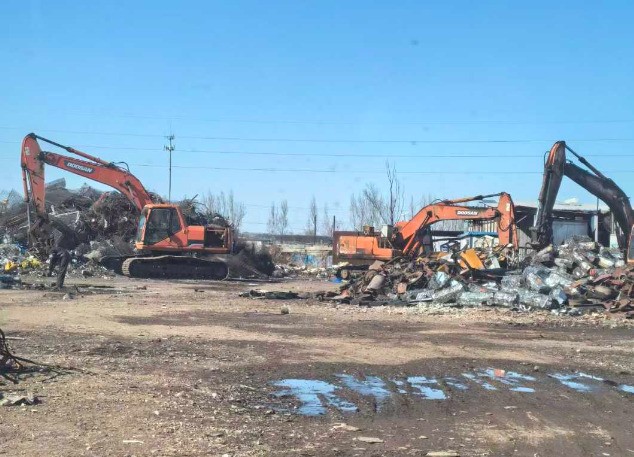 回訪路友老客戶看到幾經(jīng)“ 沙場 ”的路友老設備依然作戰(zhàn)在前線，一股暖意涌上心頭