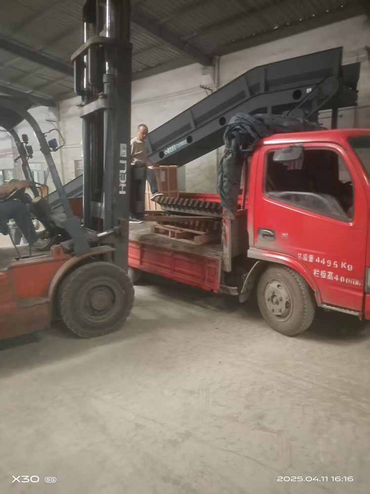 到達(dá)客戶場(chǎng)地，開始卸機(jī)工作