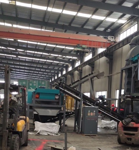 吉林地區(qū)破碎線?空分機(jī)安裝完畢。空分機(jī)用于輕飄物的分選使用