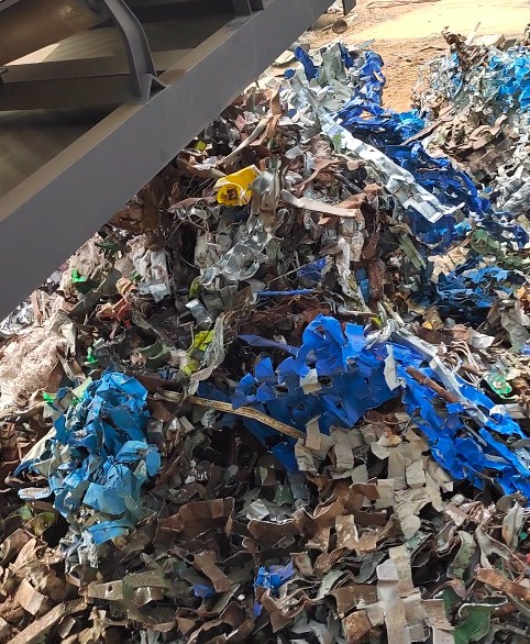 撕碎機(jī)對彩鋼瓦片進(jìn)行撕碎處理撕碎機(jī)對彩鋼瓦片進(jìn)行撕碎處理