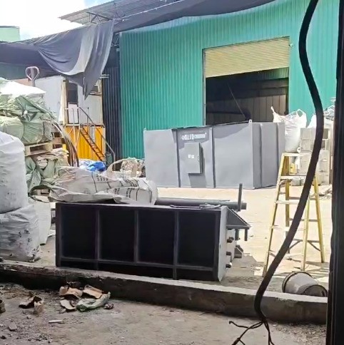 安裝師傅與設(shè)備到達(dá)香港，已卸車等待安裝