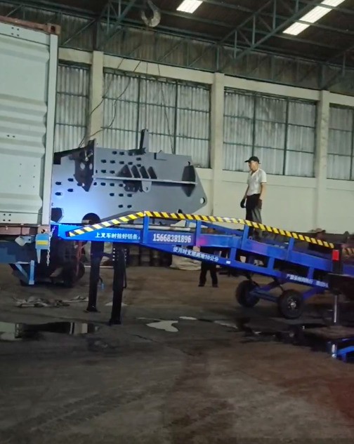 幾天前泰國地區(qū)安裝完成的廢鋼破碎機(jī)卸車現(xiàn)場(chǎng)