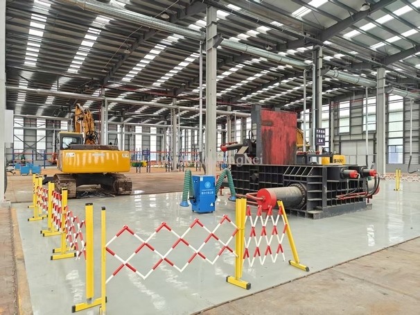 客戶老板汽車拆解線搭配的金屬打包機(jī)使用