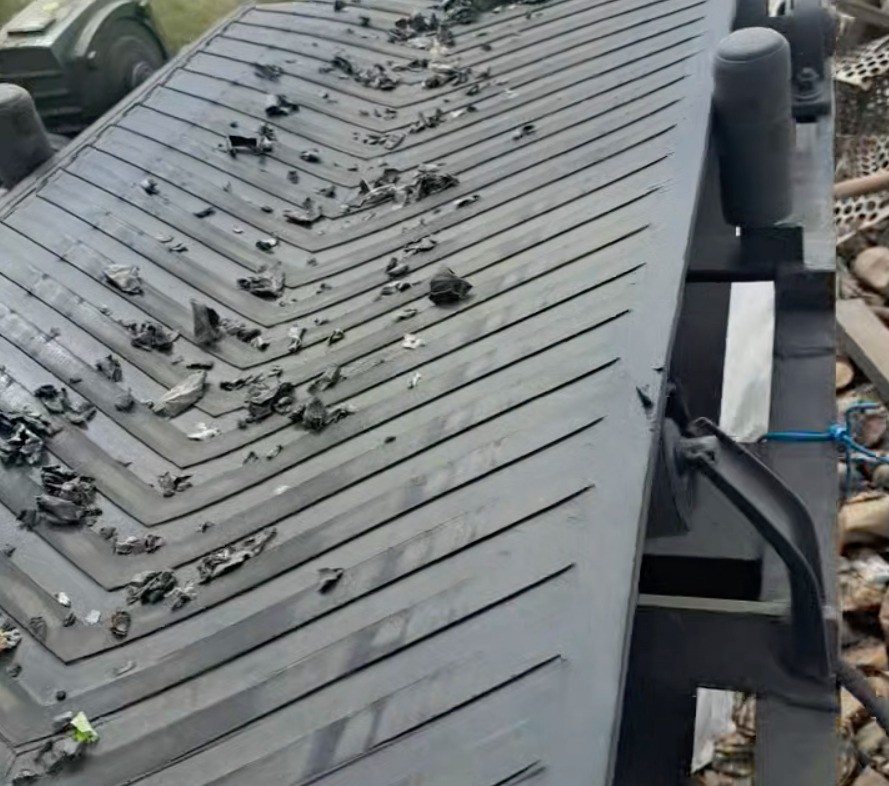 客戶場(chǎng)地夠大，考慮到建廠房的額外支出，最后采用破碎機(jī)漏天式生產(chǎn)