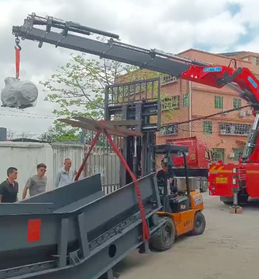 物流抵達(dá)客戶場(chǎng)地，卸貨啦～