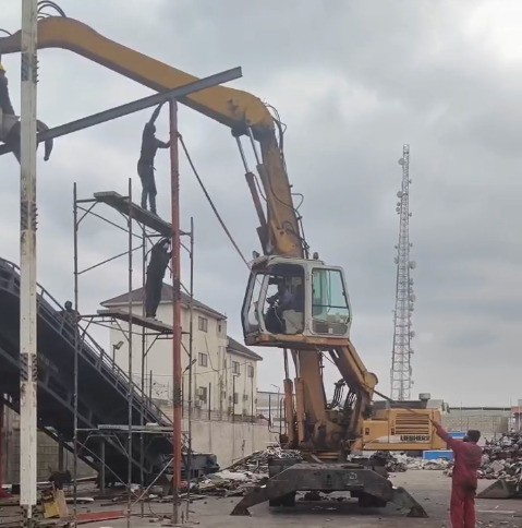 壯觀！破碎機(jī)的搭建像是一場(chǎng)驚心動(dòng)魄的雜技表演。