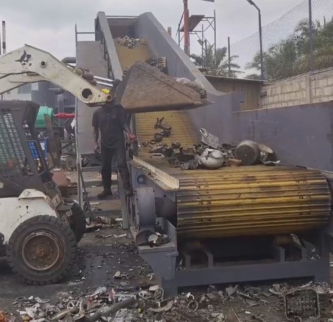 非洲地區(qū)路友450型破碎機(jī)啟動(dòng)生產(chǎn)按鍵。