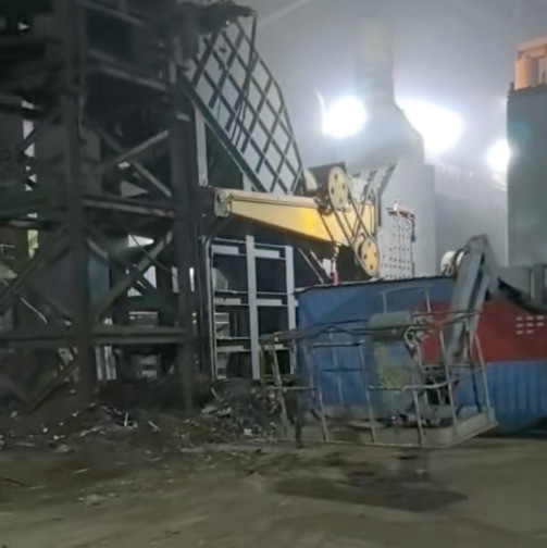 路友標(biāo)準(zhǔn)單班年產(chǎn)量超51萬噸的6000馬力廢鋼破碎機(jī)客戶現(xiàn)場(chǎng)深夜仍在繼續(xù)工作