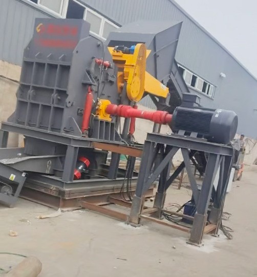 路友 110 型廢鋁破碎機已完成安裝，目前正進行人工投料試機。