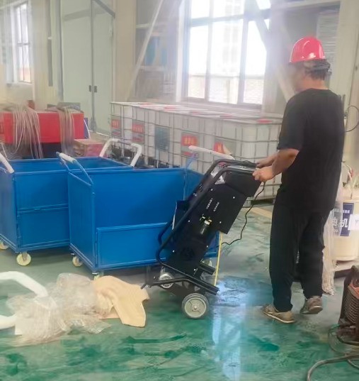 路友廢鋼龍門剪正在對(duì)建筑工地管架、貨車車架及馬路欄桿等結(jié)構(gòu)的剪切作業(yè)