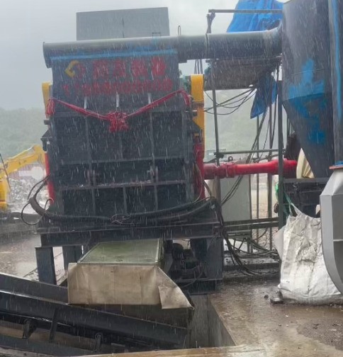 日本地區(qū)正處于陰雨?duì)顟B(tài)，即使這樣的天氣也沒(méi)能阻擋住破碎機(jī)營(yíng)業(yè)