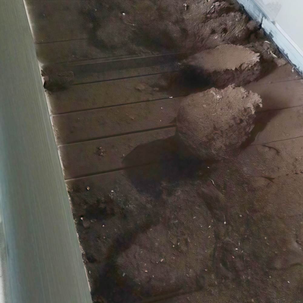 滿是鐵銹的廢鋼渣送入破碎機(jī)，瞬間褪去舊貌，煥顏一新。